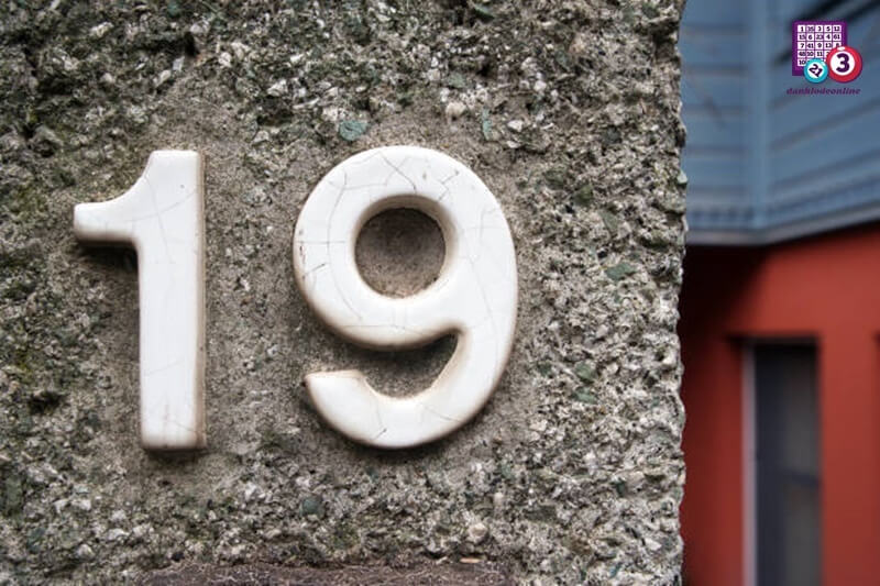 Số 19 trước cổng nhà